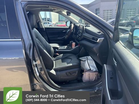 Used 2020 Toyota Highlander XLE image 13