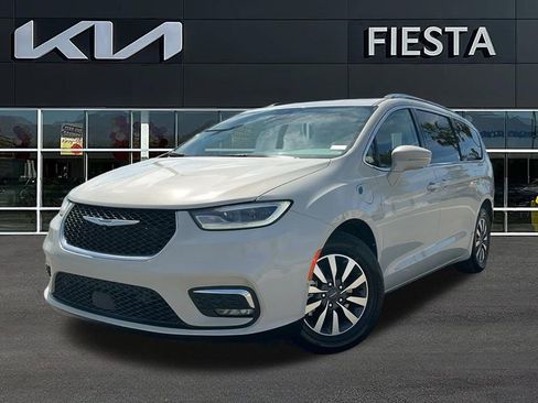 Used 2021 Chrysler Pacifica Touring-L w/ Uconnect Theater Family Group image 2