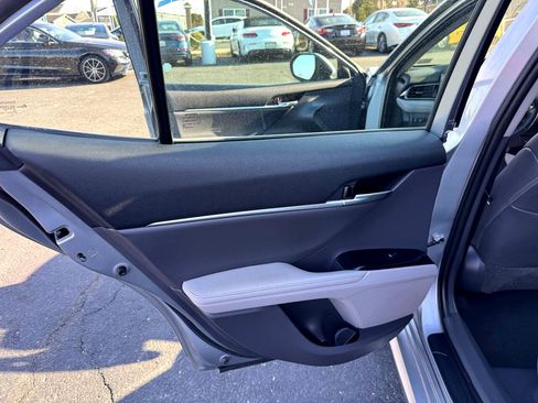 Used 2020 Toyota Camry XLE image 12