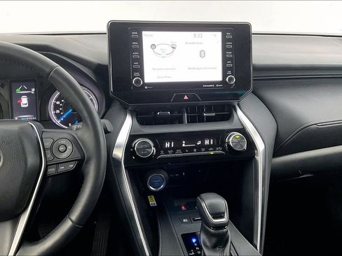 Used 2022 Toyota Venza XLE image 9