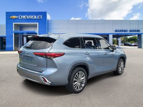 Used 2021 Toyota Highlander Platinum FWD image 4