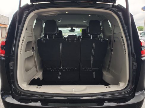 Used 2023 Chrysler Pacifica Touring-L FWD image 32