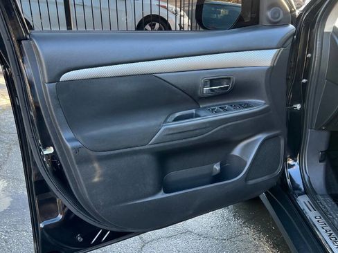 Used 2016 Mitsubishi Outlander SE image 28