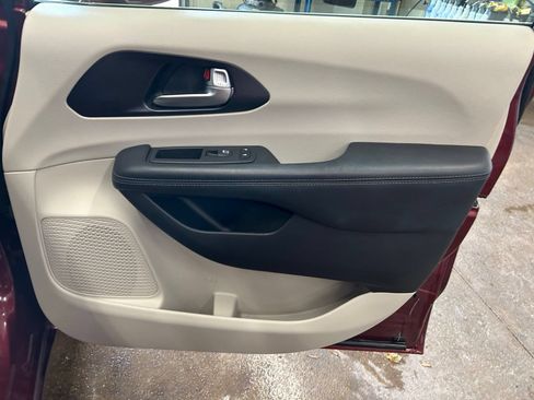 Used 2020 Chrysler Pacifica Limited FWD image 31