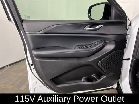 New 2025 Jeep Grand Cherokee Altitude AWD/4WD image 16