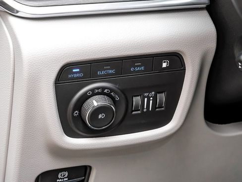 Used 2022 Jeep Grand Cherokee Overland w/ Luxury Tech Group IV image 20