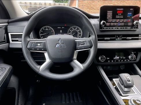 Used 2022 Mitsubishi Outlander ES AWD/4WD image 5