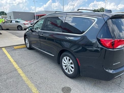 Used 2018 Chrysler Pacifica Touring-L Plus FWD image 3
