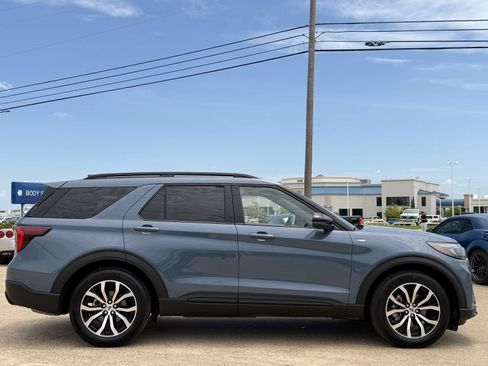 Used 2025 Ford Explorer ST-Line w/ Premium Package RWD image 3