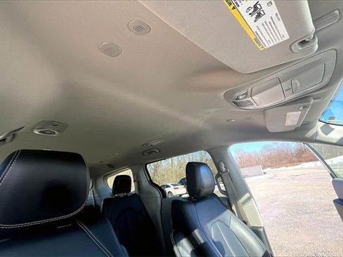 Used 2024 Chrysler Pacifica Touring-L image 22