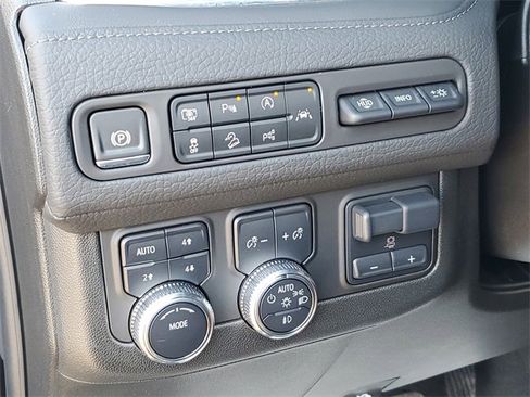 Used 2024 GMC Yukon Denali w/ Advanced Technology Package image 8