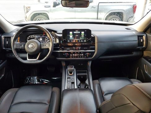 Used 2025 Nissan Pathfinder SL FWD image 11