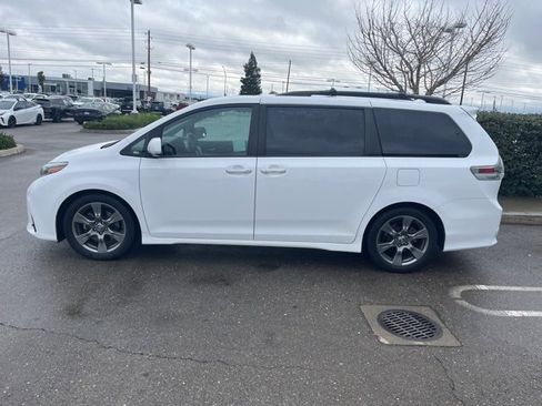 Used 2019 Toyota Sienna SE image 8
