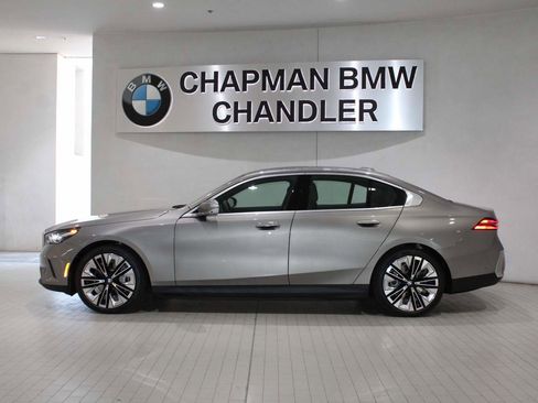 New 2026 BMW i5 eDrive40 w/ Premium Package RWD image 3