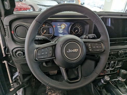 Used 2025 Jeep Wrangler Unlimited Rubicon AWD/4WD image 19