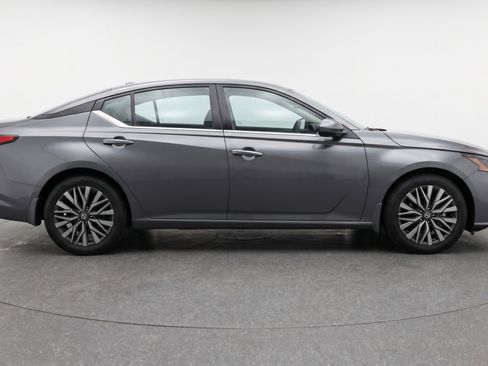 Used 2025 Nissan Altima 2.5 SV image 11