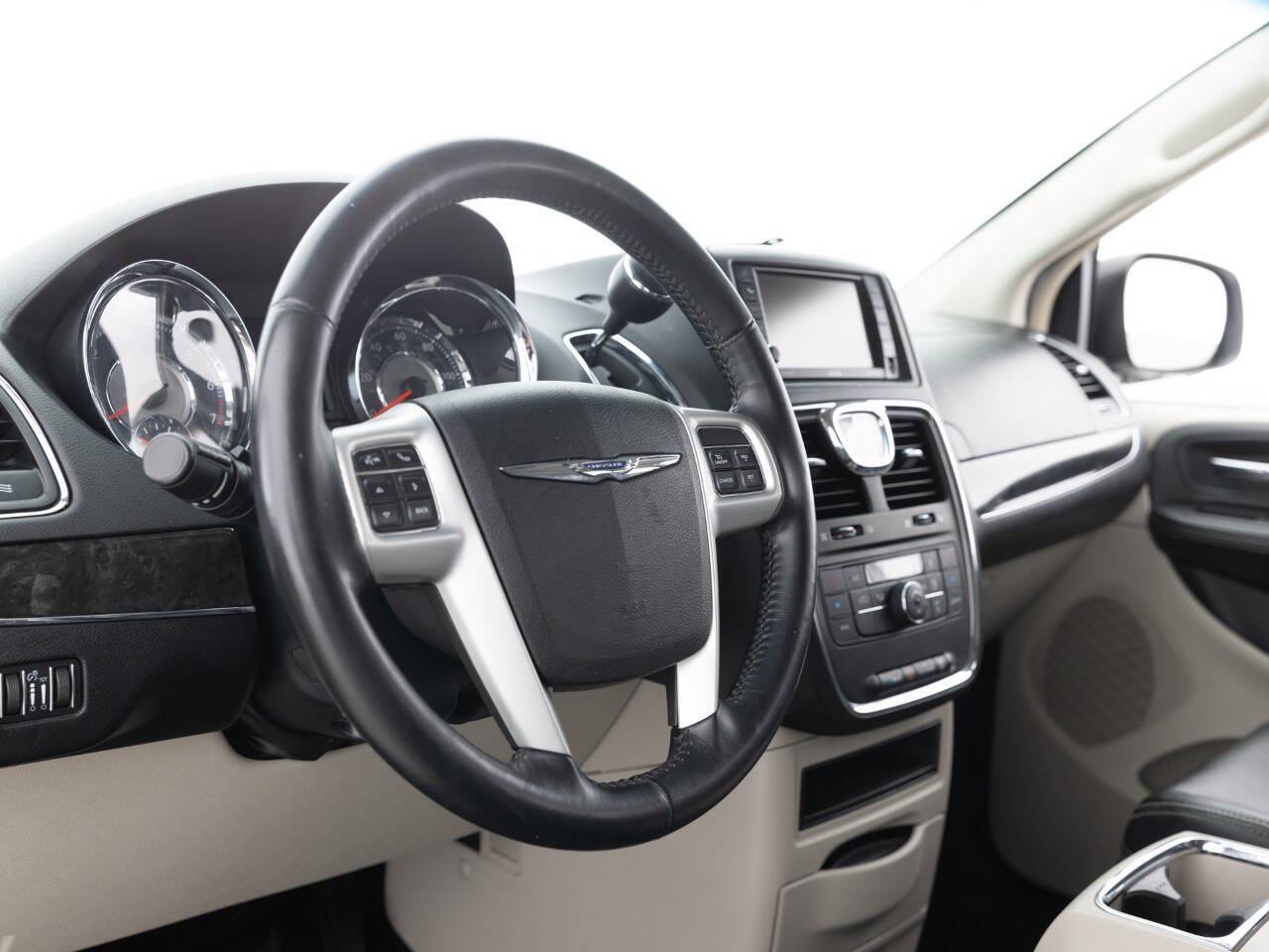 Used 2016 Chrysler Town & Country Touring FWD image 23