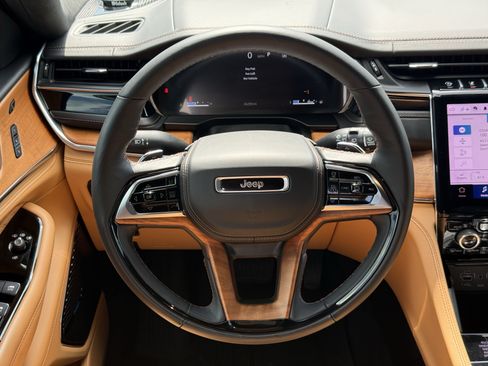 Used 2025 Jeep Grand Cherokee L Summit AWD/4WD image 15