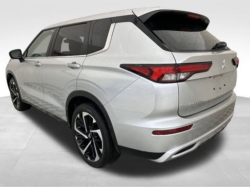 Used 2024 Mitsubishi Outlander SE image 3
