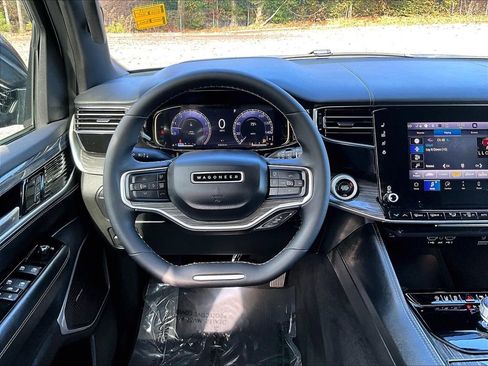 Used 2022 Jeep Wagoneer Series III w/ Flexible Seating Group image 10