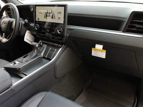 Used 2026 Lexus GX 550 w/ Cold Area Package AWD/4WD image 11