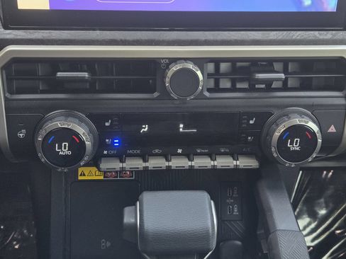 Used 2025 Toyota Tacoma Limited AWD/4WD image 18