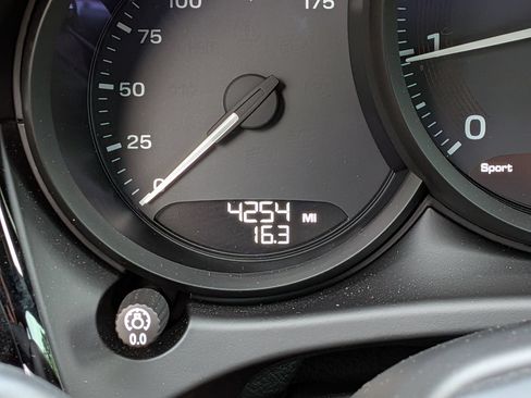 Certified 2025 Porsche Macan AWD/4WD image 12