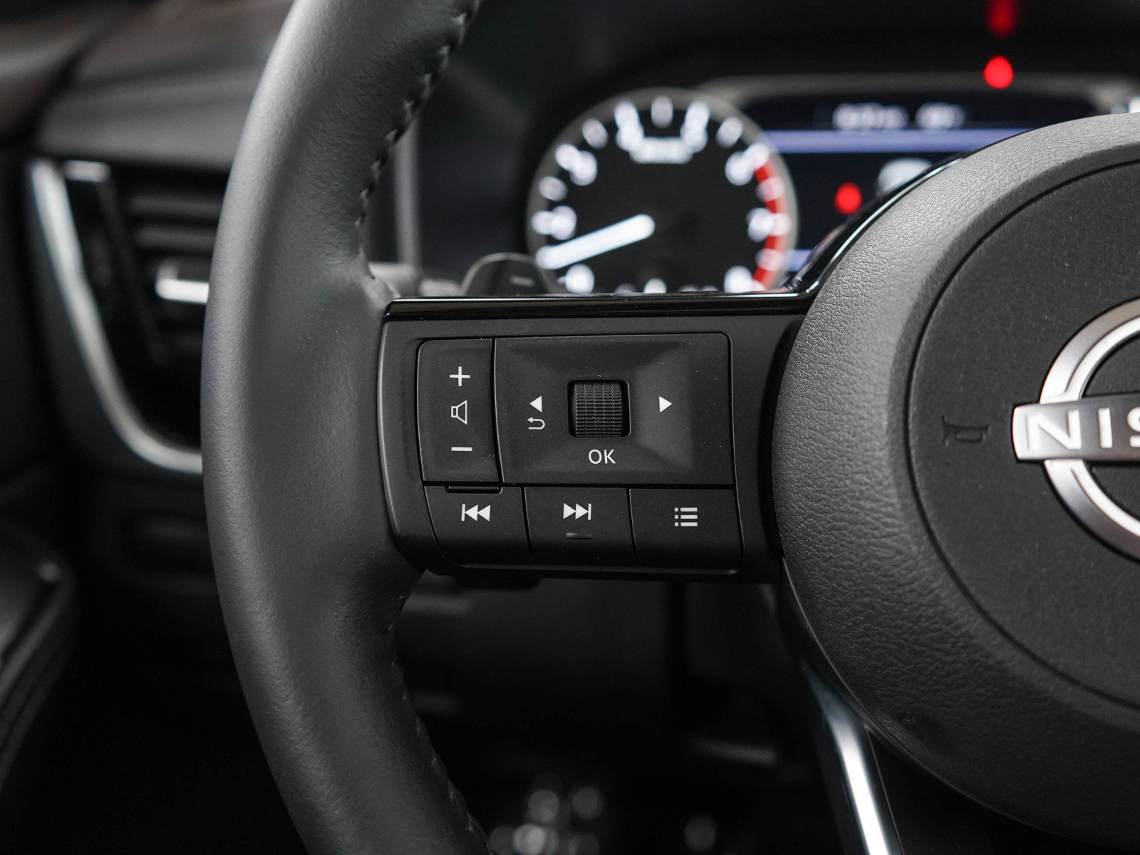 Used 2023 Nissan Rogue SL AWD/4WD image 26