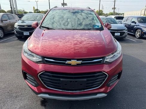 Used 2018 Chevrolet Trax LT w/ Sun & Sound Package AWD/4WD image 2