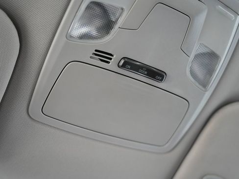 Used 2015 Toyota Sienna L image 48