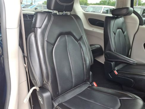 Used 2023 Chrysler Pacifica Touring-L FWD image 9