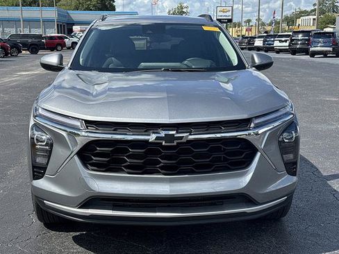 Used 2025 Chevrolet Trax LT w/ Driver Confidence Package FWD image 3