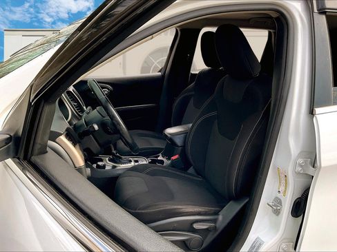 Used 2016 Jeep Cherokee Latitude w/ Cold Weather Group image 22