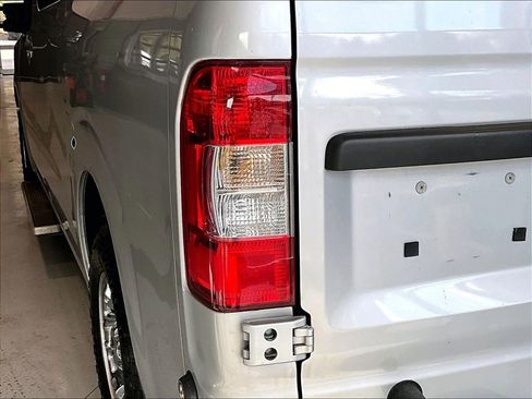 Used 2018 Nissan NV 3500 SL image 22