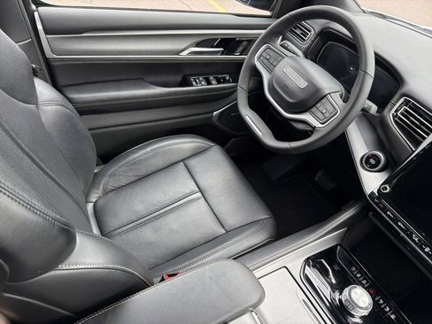 Used 2025 Jeep Wagoneer L Series III image 9