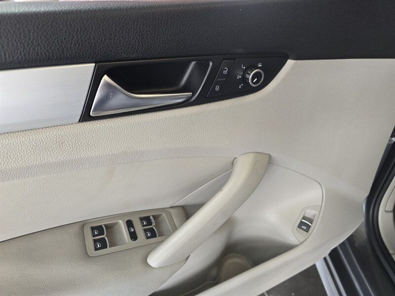 Used 2013 Volkswagen Passat TDI SE FWD image 17
