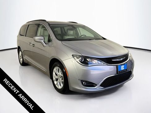 Used 2017 Chrysler Pacifica Touring-L w/ Tire & Wheel Group FWD image 1