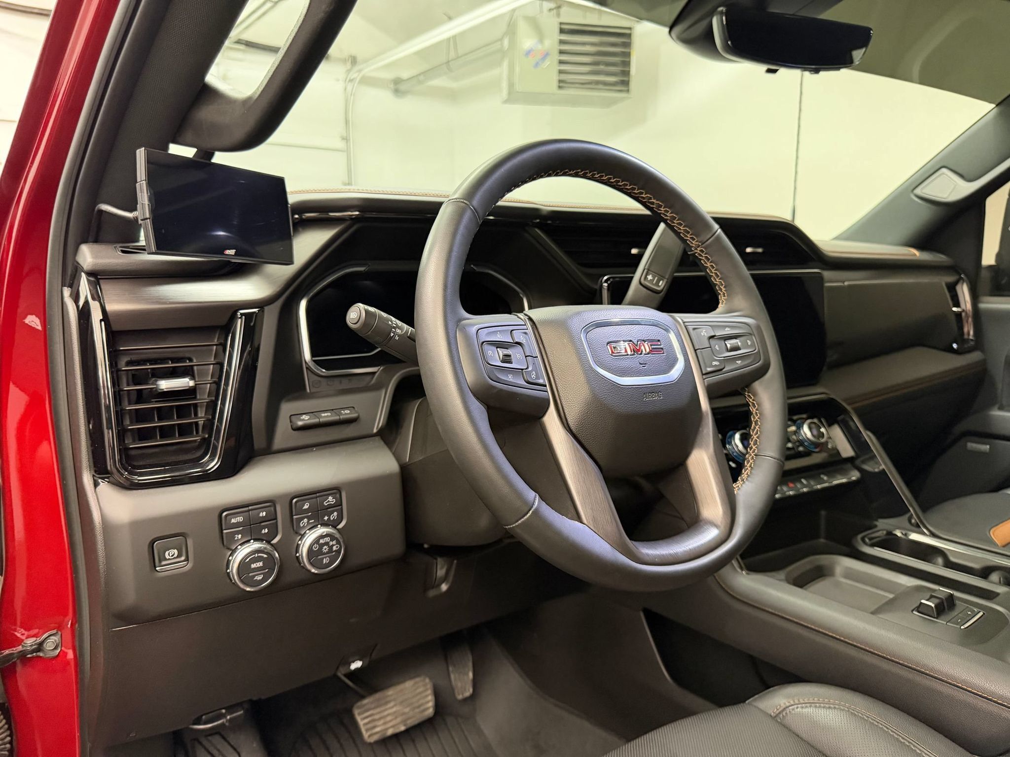 Used 2025 GMC Sierra 2500 AT4 w/ Technology Package AWD/4WD image 4