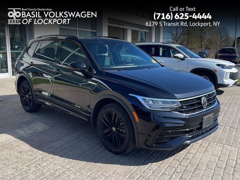 Used 2022 Volkswagen Tiguan SE R-Line AWD/4WD image 1