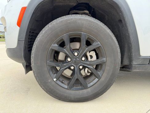 Used 2025 Jeep Grand Cherokee Altitude image 9