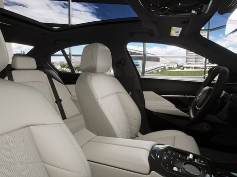 Used 2025 BMW 530i xDrive 530i xDrive w/ Premium Package image 9