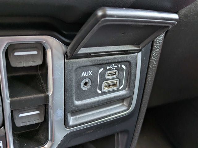 Used 2025 Jeep Wrangler Unlimited Sahara AWD/4WD image 21