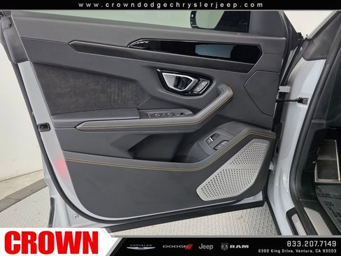 Used 2022 Lamborghini Urus AWD/4WD image 40
