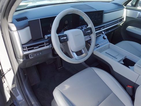 Used 2025 Hyundai Santa Fe SEL FWD image 9