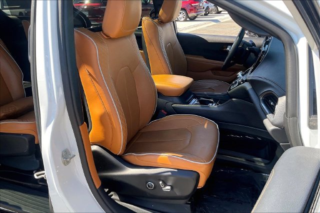 Used 2023 Chrysler Pacifica Pinnacle FWD image 6