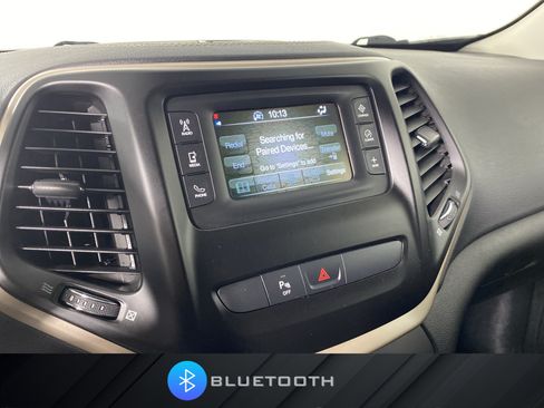 Used 2018 Jeep Cherokee Latitude w/ Safety Group AWD/4WD image 4