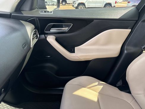Used 2018 Jaguar F-PACE Premium image 27