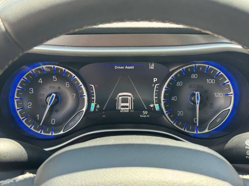 Used 2024 Chrysler Pacifica Touring-L FWD image 14