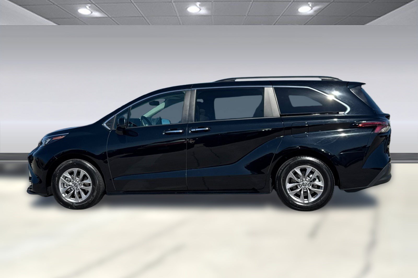 Used 2025 Toyota Sienna XLE FWD image 2