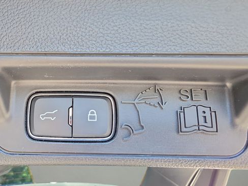 Used 2020 Ford Explorer XLT w/ Equipment Group 202A AWD/4WD image 21